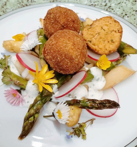 Gebratener Spargelsalat mit Lachsrillettes-Pralinen