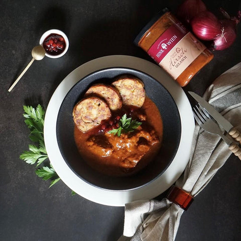 Hirschgulasch mit Brez'n Serviettenknödel