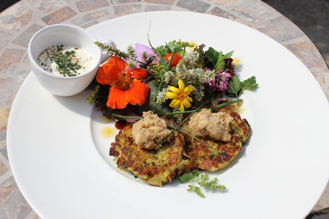 Erdäpfel-Zucchini Datschi mit Kümmelbraten-Nockerl
