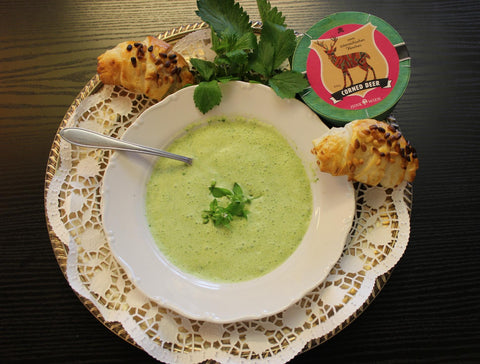 Kräuterschaumsuppe mit Rosmarin-Hirschkipferl