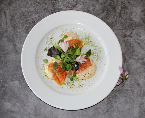 Limetten-Gin Lachs auf Lachsforellencreme