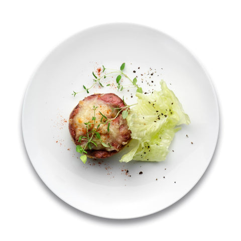 Überbackenes Mangalitza-Erdäpfelpüree mit Endiviensalat